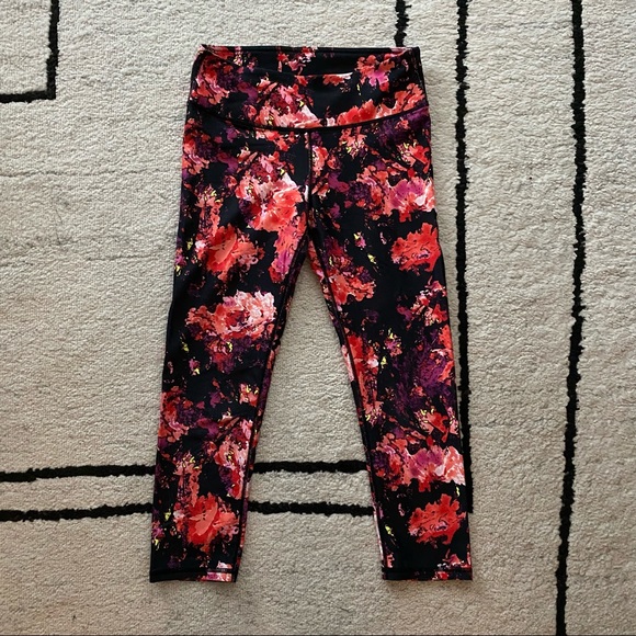 FABLETICS Black Red Salar Floral Print Mid Rise Capri Leggings - Picture 2 of 9